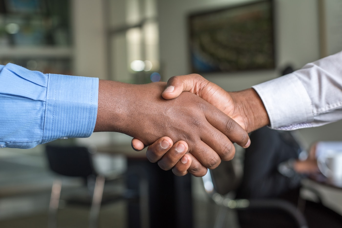 Aperto de mãos fechando acordo em reunião